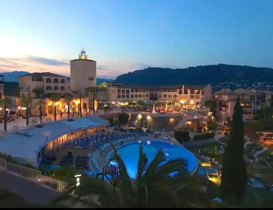 Village Cap Esterel, Piscine, Plage Saint-Raphael  Apartment